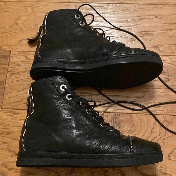 STUART Weitzman Lace-up Boots
ZIPIT lace up high top sneaker in black size 5.5 M - Picture 12 of 12